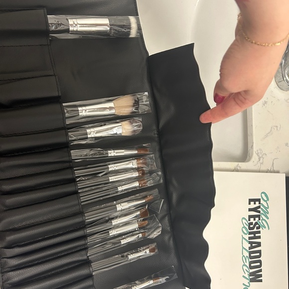 Brand New Profesional Crown Make Up - Picture 7 of 7